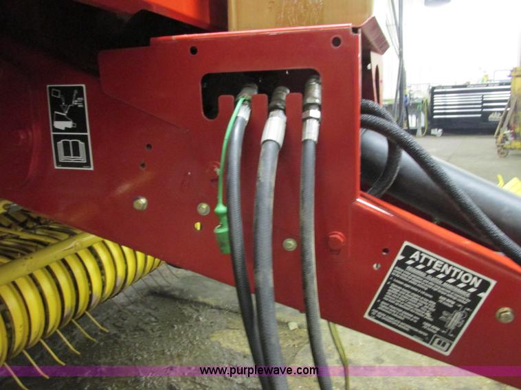 image for item G8874 2005 New Holland BR780 round baler