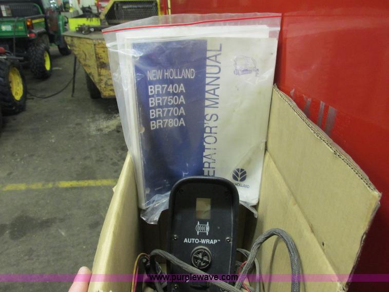 image for item G8874 2005 New Holland BR780 round baler