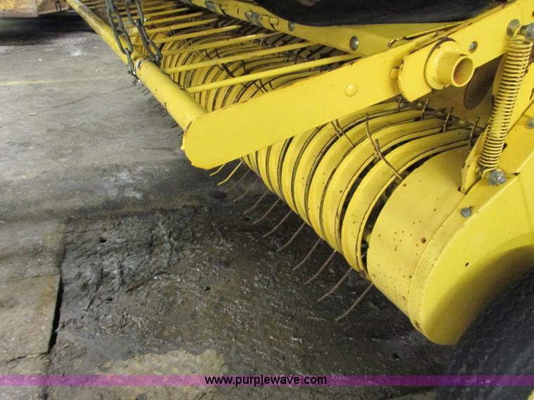 image for item G8874 2005 New Holland BR780 round baler