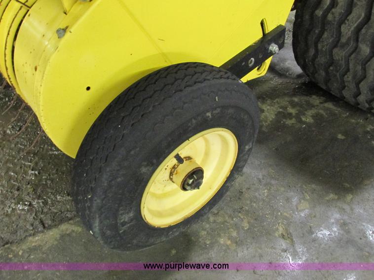 image for item G8874 2005 New Holland BR780 round baler