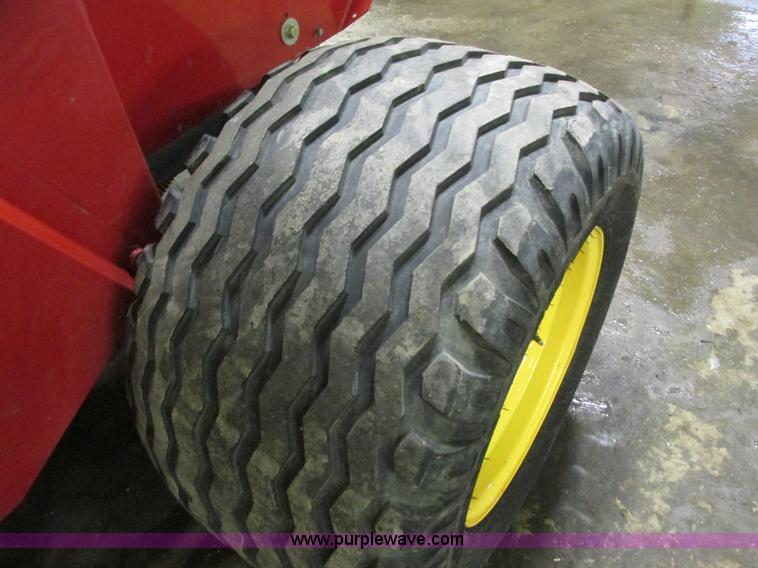image for item G8874 2005 New Holland BR780 round baler