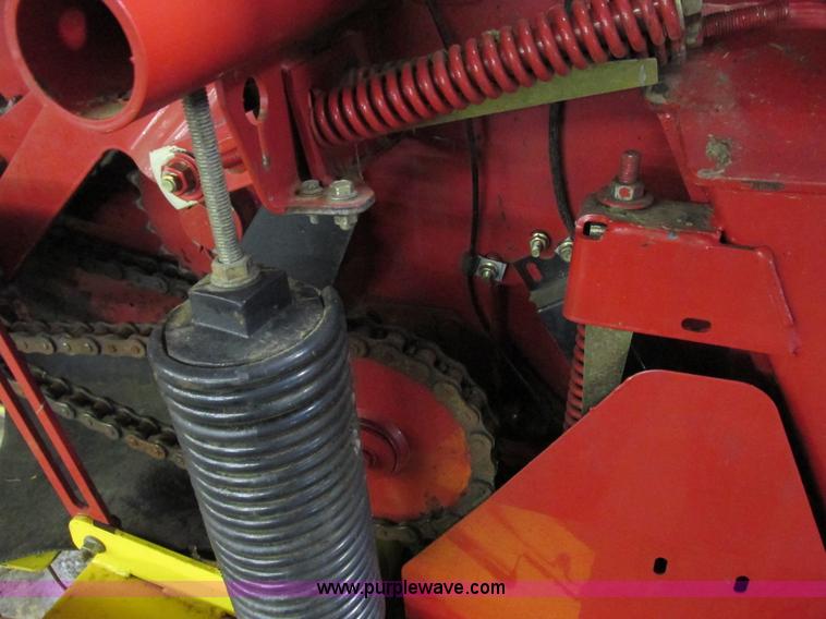 image for item G8874 2005 New Holland BR780 round baler