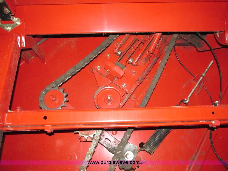 image for item G8874 2005 New Holland BR780 round baler