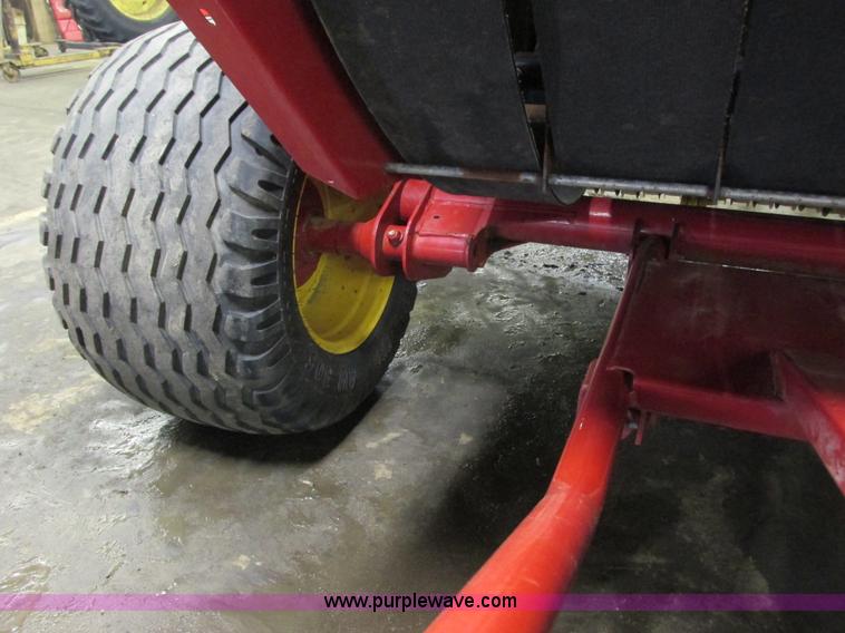 image for item G8874 2005 New Holland BR780 round baler