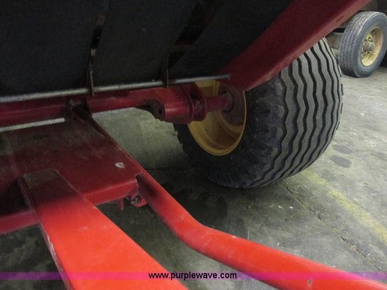 image for item G8874 2005 New Holland BR780 round baler