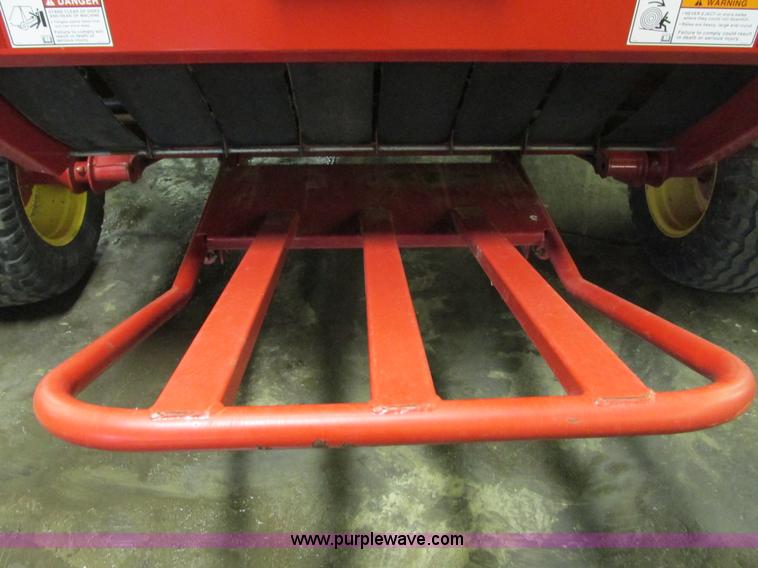 image for item G8874 2005 New Holland BR780 round baler