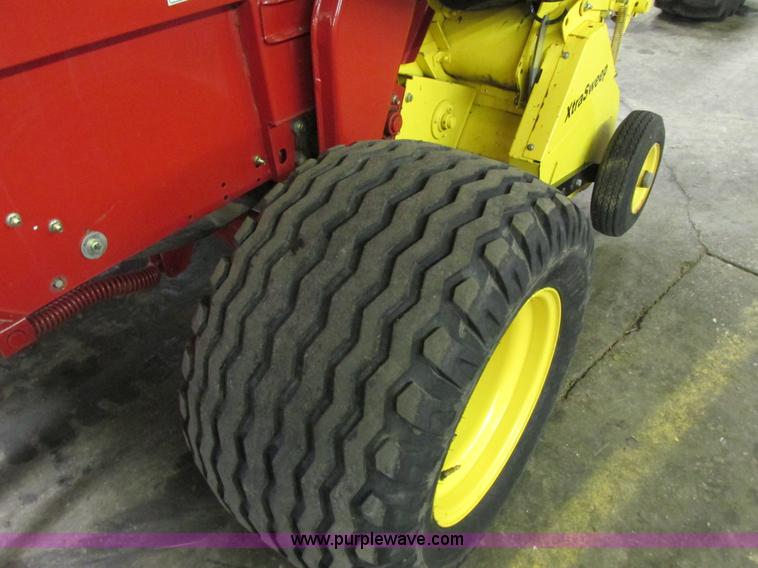 image for item G8874 2005 New Holland BR780 round baler