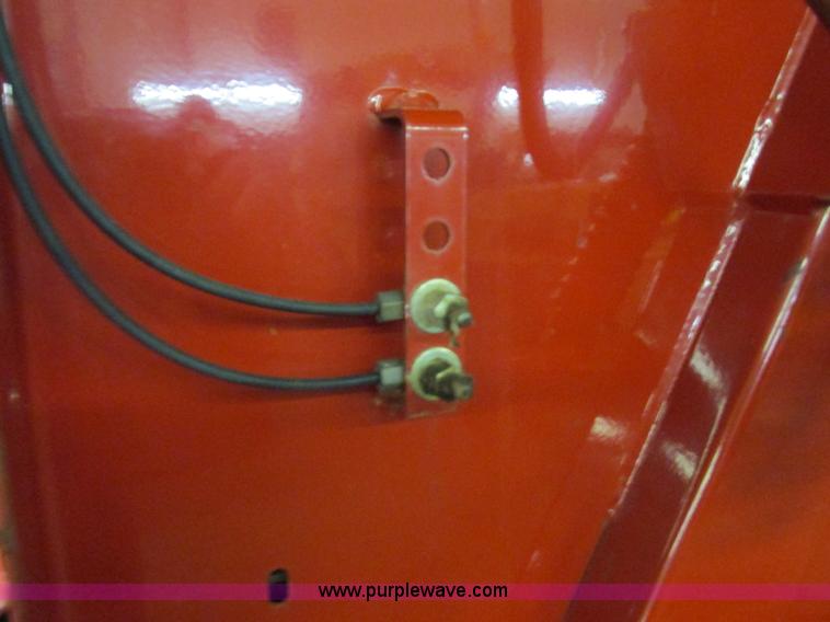 image for item G8874 2005 New Holland BR780 round baler