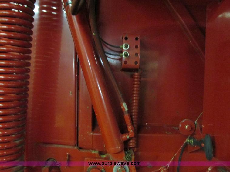 image for item G8874 2005 New Holland BR780 round baler