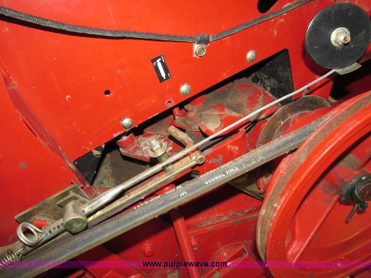 image for item G8874 2005 New Holland BR780 round baler