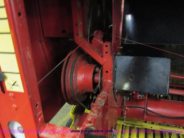 image for item G8874 2005 New Holland BR780 round baler