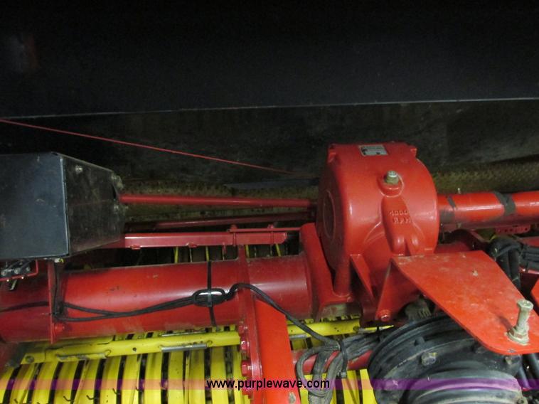 image for item G8874 2005 New Holland BR780 round baler