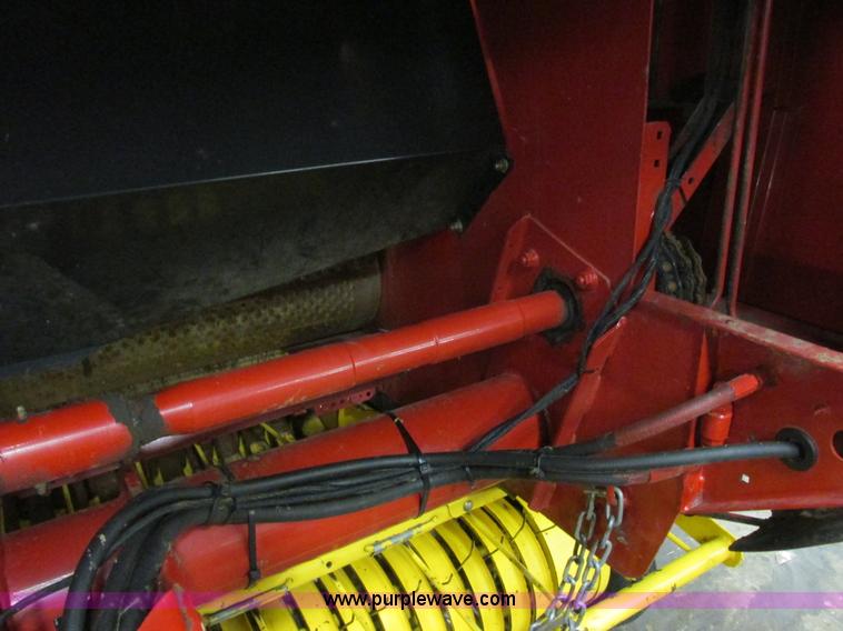 image for item G8874 2005 New Holland BR780 round baler