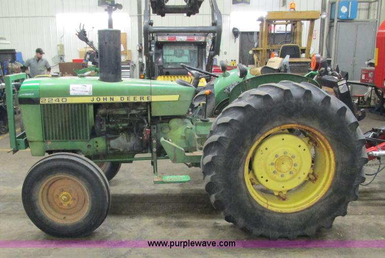 image for item G8875 1978 John Deere 2240 tractor