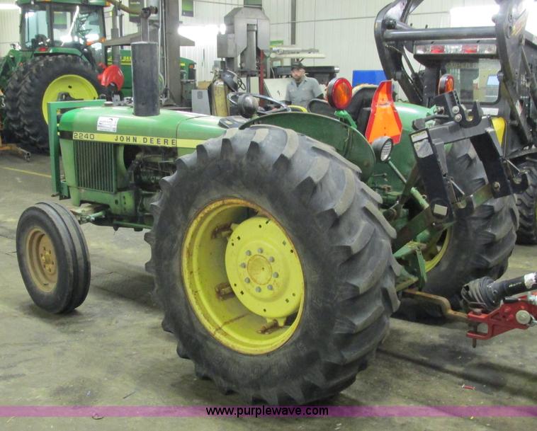 image for item G8875 1978 John Deere 2240 tractor