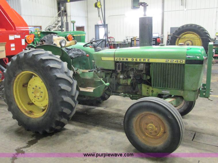 image for item G8875 1978 John Deere 2240 tractor
