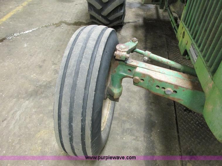 image for item G8875 1978 John Deere 2240 tractor