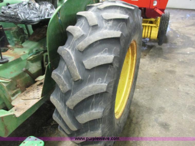 image for item G8875 1978 John Deere 2240 tractor