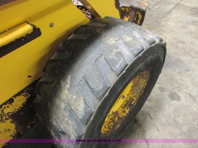 image for item G8876 2001 John Deere 250 skid steer