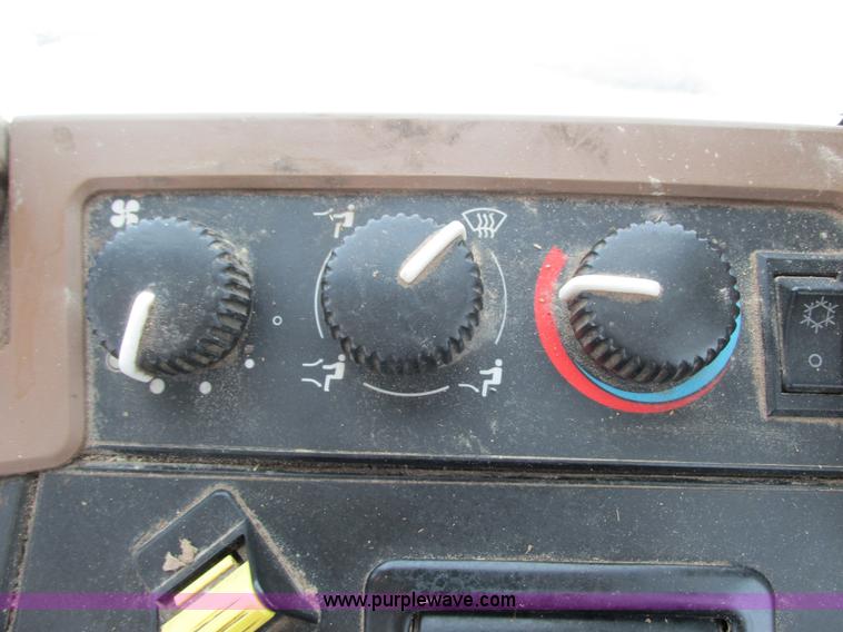 image for item G8887 1997 John Deere 7810 MFWD tractor