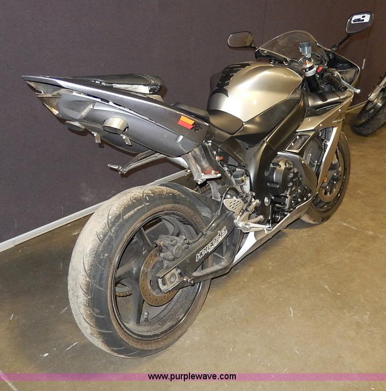 image for item AX9137 2004 Yamaha YZF-R1 motorcycle