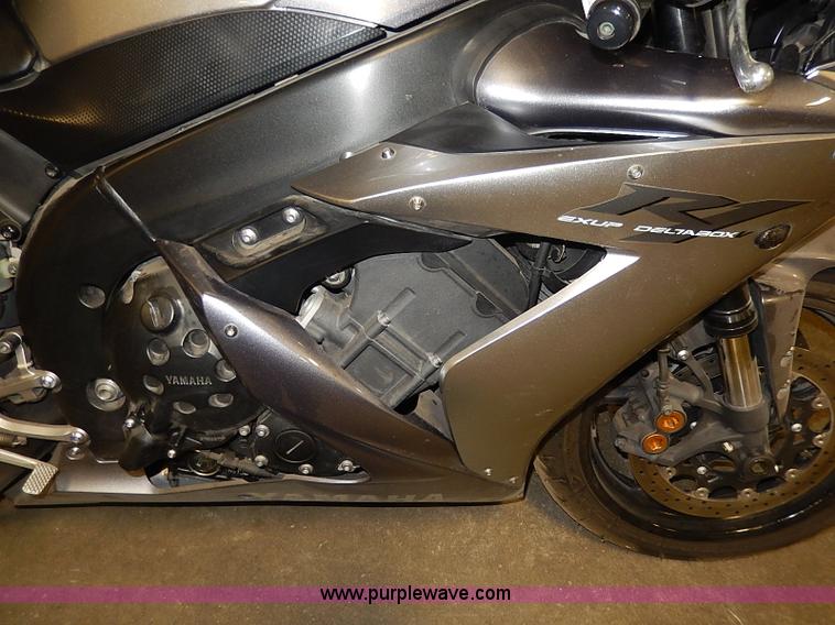 image for item AX9137 2004 Yamaha YZF-R1 motorcycle