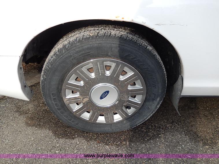 image for item I9320 2005 Ford Crown Victoria Police Interceptor