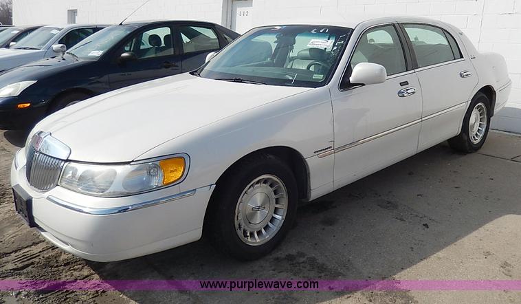 image for item I9326 1999 Lincoln Town Car Executive