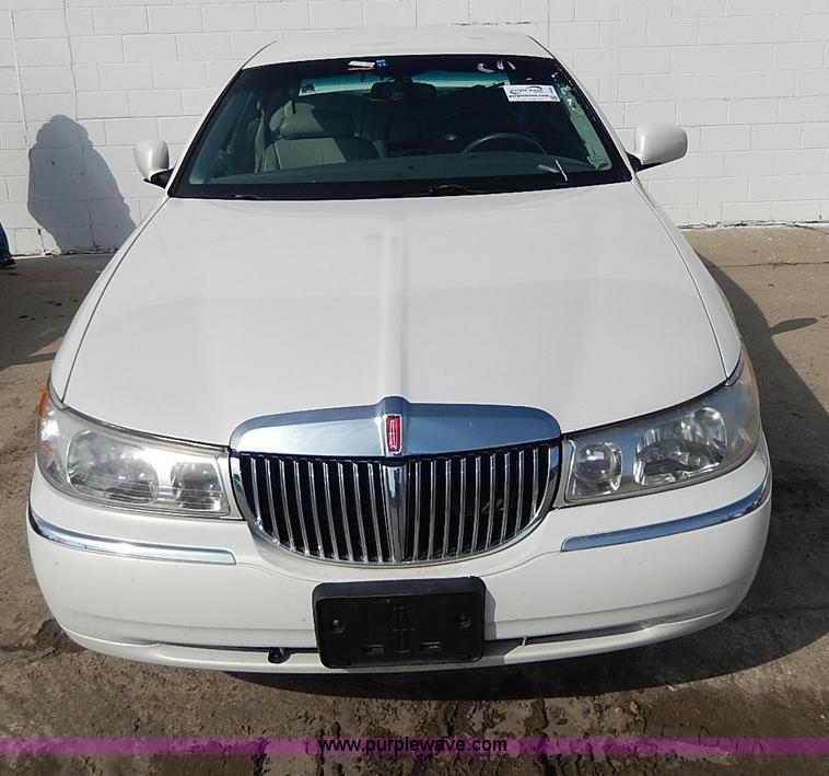 image for item I9326 1999 Lincoln Town Car Executive