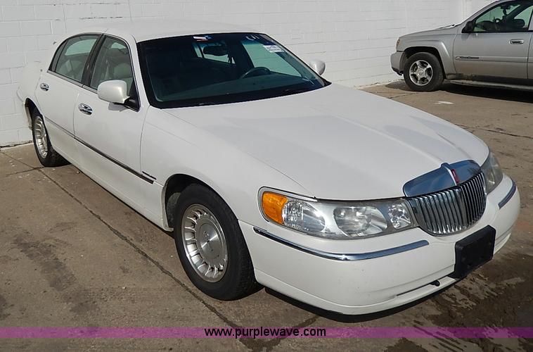 image for item I9326 1999 Lincoln Town Car Executive