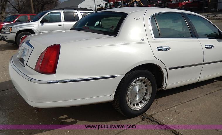 image for item I9326 1999 Lincoln Town Car Executive