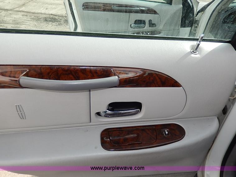 image for item I9326 1999 Lincoln Town Car Executive