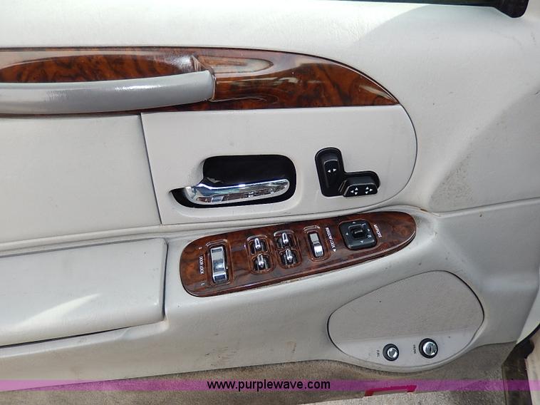 image for item I9326 1999 Lincoln Town Car Executive
