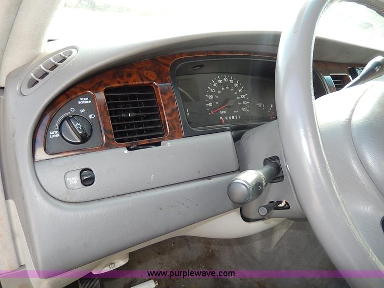 image for item I9326 1999 Lincoln Town Car Executive