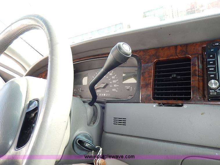 image for item I9326 1999 Lincoln Town Car Executive