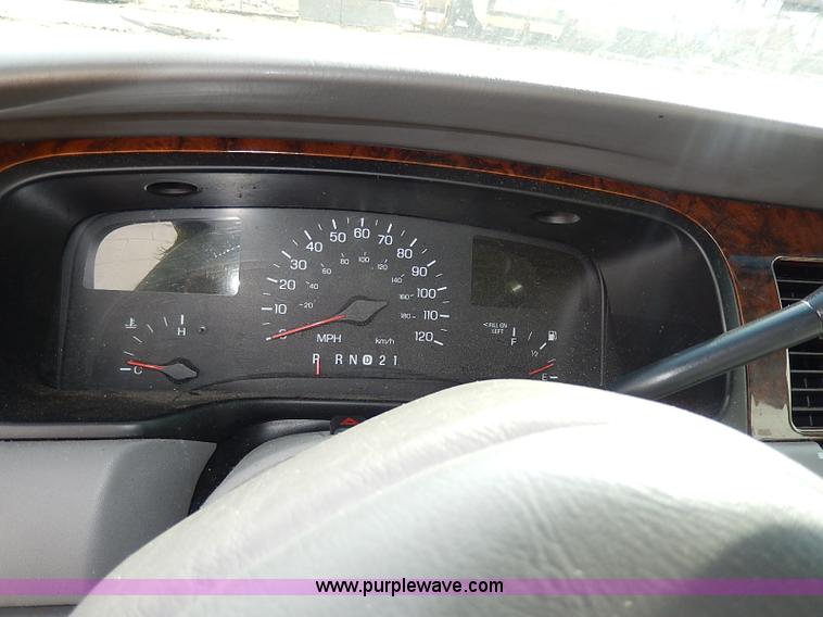 image for item I9326 1999 Lincoln Town Car Executive