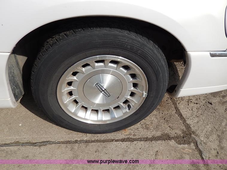 image for item I9326 1999 Lincoln Town Car Executive