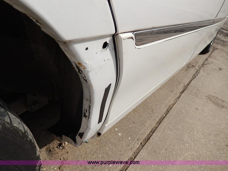 image for item I9326 1999 Lincoln Town Car Executive