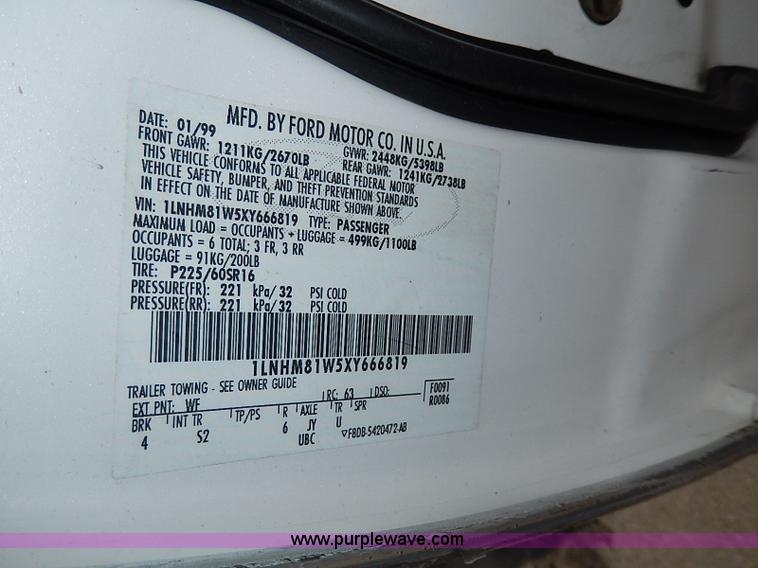 image for item I9326 1999 Lincoln Town Car Executive