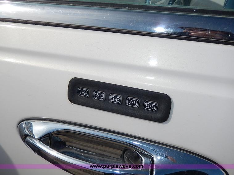 image for item I9326 1999 Lincoln Town Car Executive