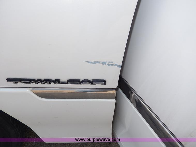 image for item I9326 1999 Lincoln Town Car Executive