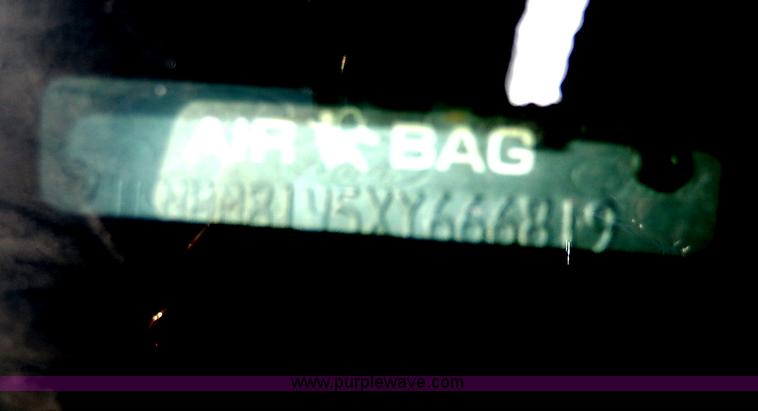 image for item I9326 1999 Lincoln Town Car Executive