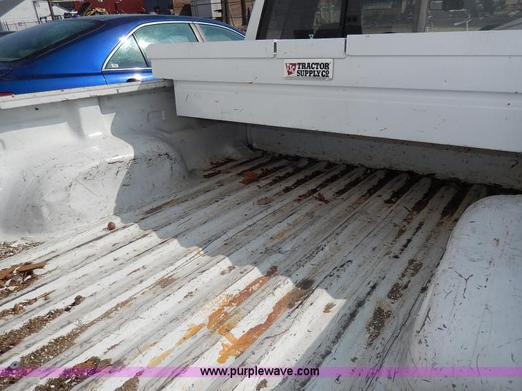 image for item I9331 1995 Mazda B2300 pickup truck