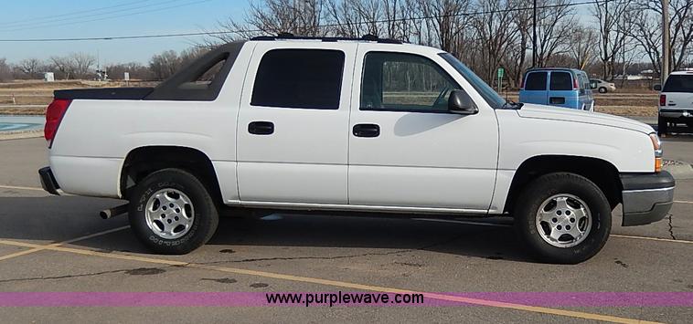 image for item I9358 2003 Chevrolet Avalanche 1500 pickup truck