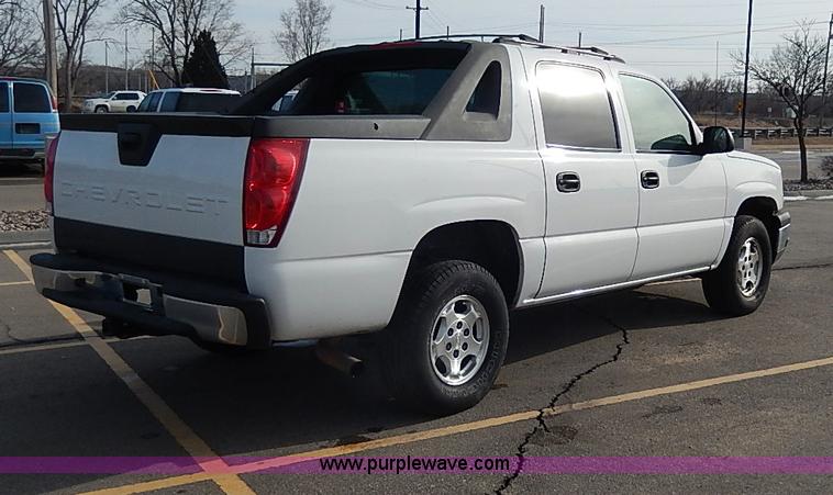image for item I9358 2003 Chevrolet Avalanche 1500 pickup truck