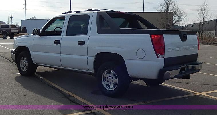 image for item I9358 2003 Chevrolet Avalanche 1500 pickup truck