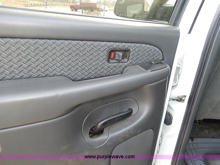 image for item I9358 2003 Chevrolet Avalanche 1500 pickup truck