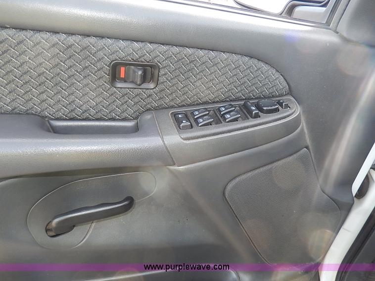 image for item I9358 2003 Chevrolet Avalanche 1500 pickup truck