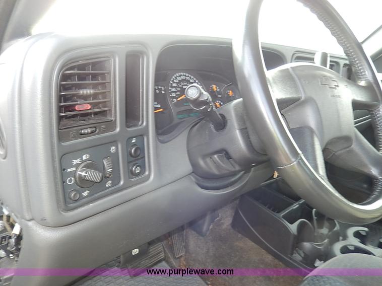 image for item I9358 2003 Chevrolet Avalanche 1500 pickup truck