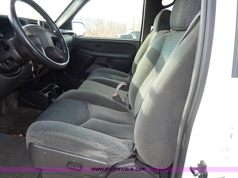 image for item I9358 2003 Chevrolet Avalanche 1500 pickup truck